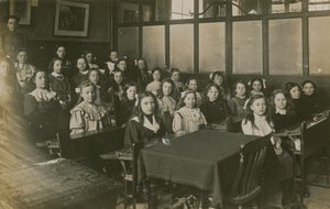 Ragazze sedute in una classe da English Photographer