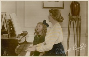 Gladys Cooper e ragazza al pianoforte da English Photographer