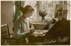 Gladys Cooper alla scrivania da English Photographer