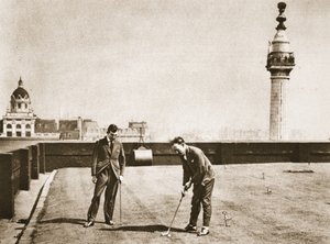 Pratica di golf per impiegati sul tetto di Adelaide House, da Wonderful London, pubblicato 1926-27 da English Photographer