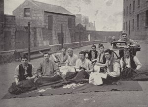 Gordon Highlanders che fanno i kilt da English Photographer