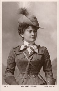 Grace Palotta, attrice teatrale di origine austriaca, come Daisy nella commedia musicale The Messenger Boy da English Photographer