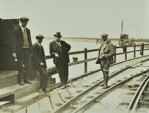 Gruppo di uomini al Becontree Estate