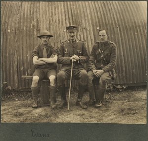 Gruppo di tre soldati fuori da una capanna Nissan, c.1914-18 da English Photographer