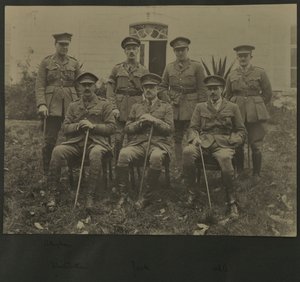 Ritratto di gruppo di sette uomini in uniforme militare, 1914-18