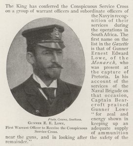 Gunner E E Lowe, primo ufficiale di mandato a ricevere la Croce di Servizio Conspicuo da English Photographer