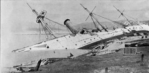 H.M Sloop Phoenix spinta a riva dal tifone di Hong Kong, illustrazione da The Graphic, 27 ottobre 1906 da English Photographer