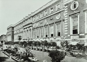 Hampton Court Palace, Hampton Court Road, Richmond: La Terrazza, Wrens Court, 1896 da English Photographer