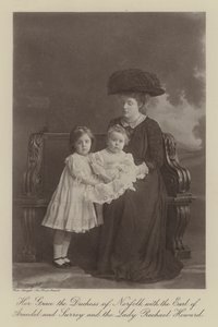 Sua Grazia la Duchessa di Norfolk con il Conte di Arundel e Surrey e Lady Rachael Howard (foto b/n)