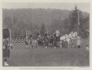 Sua Maestà la Regina presenta nuovi colori ai Cameron Highlanders a Balmoral da English Photographer