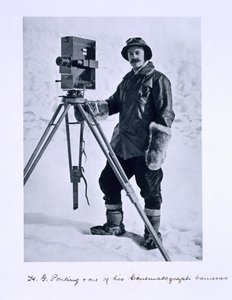 Herbert Ponting (1870-1935) con una cinepresa durante la spedizione Terra Nova (1910-13) al Polo Sud guidata dal Capitano Scott, 1910-12 da English Photographer