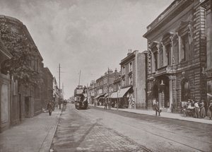 High Street, Hounslow, con gli uffici del Consiglio sulla destra da English Photographer