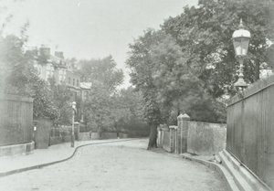Highgate Archway: approccio orientale con vecchia lampada fissata alle ringhiere, 1896 da English Photographer