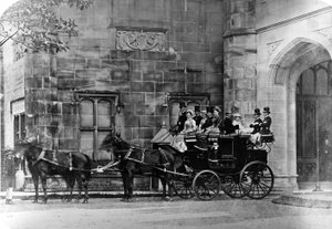 Carrozza trainata da cavalli davanti a una residenza neogotica, c.1870-90 da English Photographer