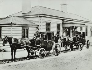 Carrozze trainate da cavalli alla stazione di Westbourne Park, 1885 da English Photographer