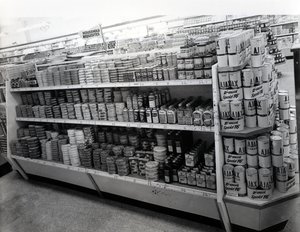 Corsia degli articoli per la casa, negozio Woolworths, 1956 da English Photographer