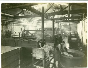 Tintoria operata idraulicamente, fabbrica di tappeti, 1923 da English Photographer