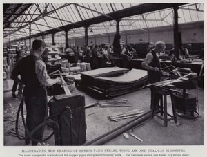 Illustrazione della brasatura delle cinghie del serbatoio di benzina, utilizzando cannelli ad aria e gas di carbone (foto in bianco e nero) da English Photographer