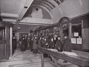 Nella Biblioteca Centrale Carnegie, Hammersmith da English Photographer