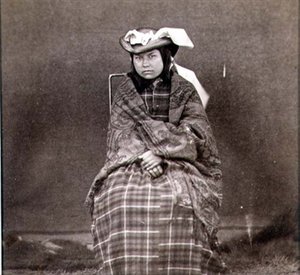 Donna indiana in abiti occidentali, fotografata dai Royal Engineers sul quarantanovesimo parallelo