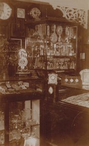 Interno di un negozio inglese di argenteria o gioielli da English Photographer
