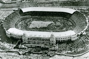 Invasione dello stadio per la prima finale della Coppa di Wembley, 1923 da English Photographer