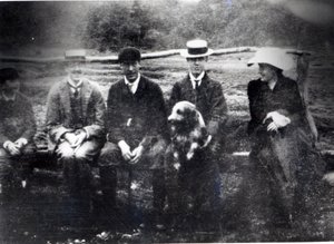 James e Lytton Strachey con Thoby, Adrian e Virginia Stephen a Fritham, Hampshire, 1901 da English Photographer