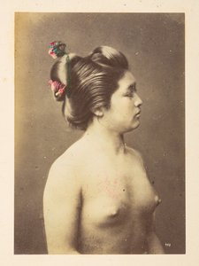 [Giapponesi] Ragazze che fanno il bagno, ritratto a mezzo busto di profilo destro di una giovane donna nuda da English Photographer