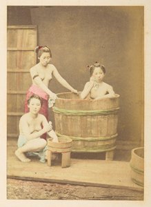 [Giapponesi] Ragazze che fanno il bagno, tableau in studio di tre giovani donne giapponesi mezze nude, posate dentro e intorno a una vasca da bagno di legno circolare