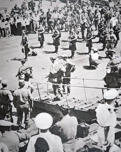 Pifferi scozzesi del 1º Battaglione Argyll e Sutherland Highlanders da HMS Ceylon a Pusan, 29 agosto 1950 da English Photographer