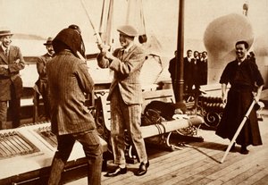 Re Edoardo VIII che testa un elmo da scherma giapponese, 1922 da English Photographer