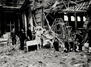 Re Giorgio VI e la Regina Elisabetta, insieme a Winston Churchill, ispezionano i danni delle bombe, presumibilmente a Buckingham Palace da English Photographer