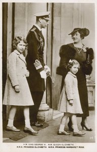 Re Giorgio VI e la Regina Elisabetta con le loro figlie, Principesse Elisabetta e Margherita da English Photographer