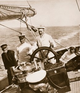 Re Giorgio al timone del suo yacht Britannia, anni 