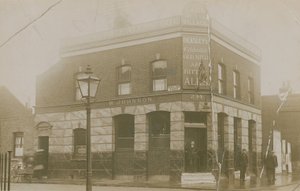 Ragazzi del Villaggio, Mary Anne Street, Stepney, Londra da English Photographer
