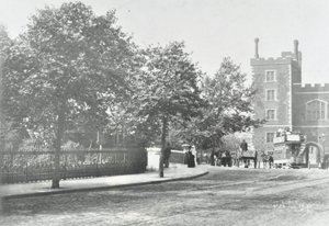Lambeth Bridge: strada di accesso con Lambeth Palace sullo sfondo, 1897 da English Photographer