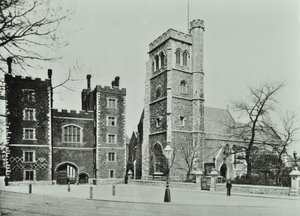 Lambeth Palace: cancello e Chiesa di Santa Maria, Lambeth Palace Road, 1890 da English Photographer