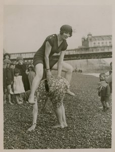 Giocando a cavalluccio sulla spiaggia di Brighton da English Photographer