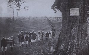 Fila di uomini che trasportano merci dall