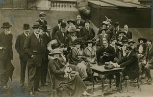 Ascoltando Sir James Barrie leggere The Admirable Crichton sul tetto di Wyndhams nel 1912
