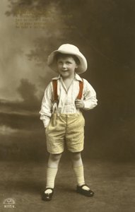 Bambino con bretelle rosse da English Photographer