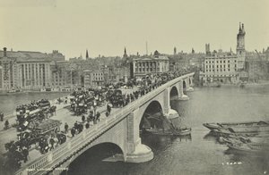 London Bridge: omnibus e carrozze trainate da cavalli, così come pedoni, attraversano il ponte, 1895 da English Photographer