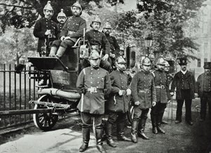 London Fire Brigade: gruppo di pompieri, con motore e rubinetti, 1895 da English Photographer