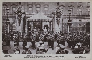 Londra accoglie i suoi ragazzi, marcia della vittoria dei reggimenti di Londra, 5 luglio 1919 da English Photographer
