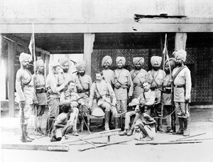 Lord Henry Rawlinson con ufficiali Sikh e tribù birmane catturate, c.1886