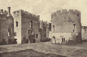 Castello di Ludlow, Cortile Interno e Cappella Rotonda