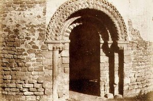 Castello di Ludlow: la porta della chiesa rotonda, c.1852-3 da English Photographer
