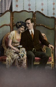 Uomo e donna con un mazzo di fiori da English Photographer