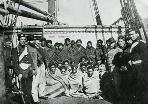 Prigionieri Maori a bordo di una nave prigione nel porto di Wellington da English Photographer