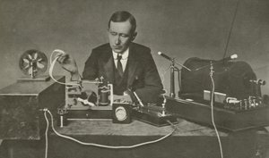 Marconi con un primo apparecchio wireless da English Photographer